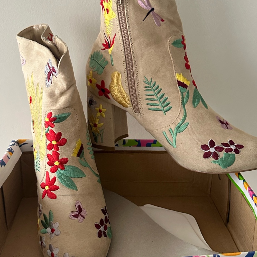 Shoe Republic LA Beige Floral Embroidered Ankle Boots - Picture 2 of 6